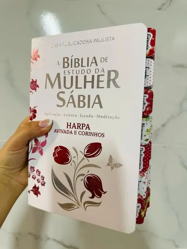Capa do livro Bíblia de Estudo da Mulher Sábia Branca Pérola com Harpa e Abas
