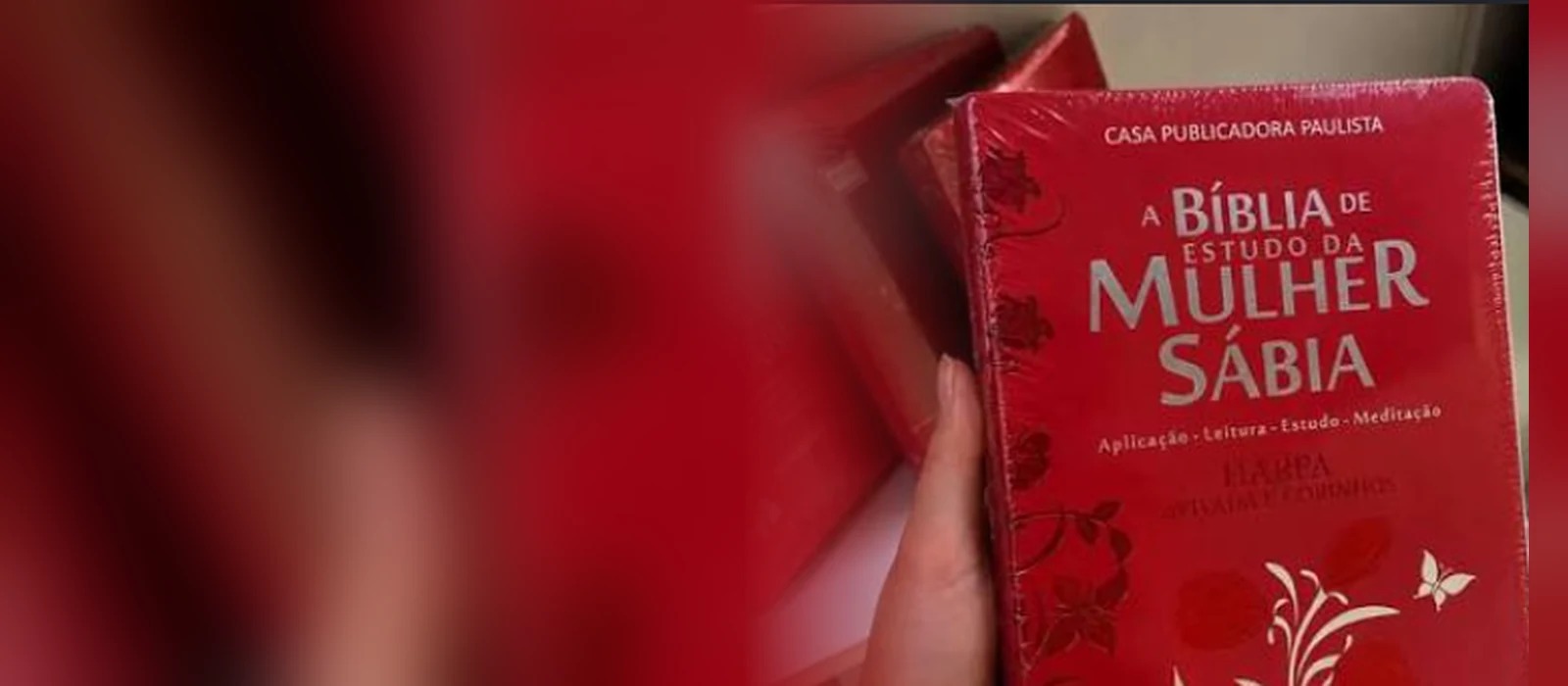 Bíblia de Estudo da Mulher Sábia com capa vermelha